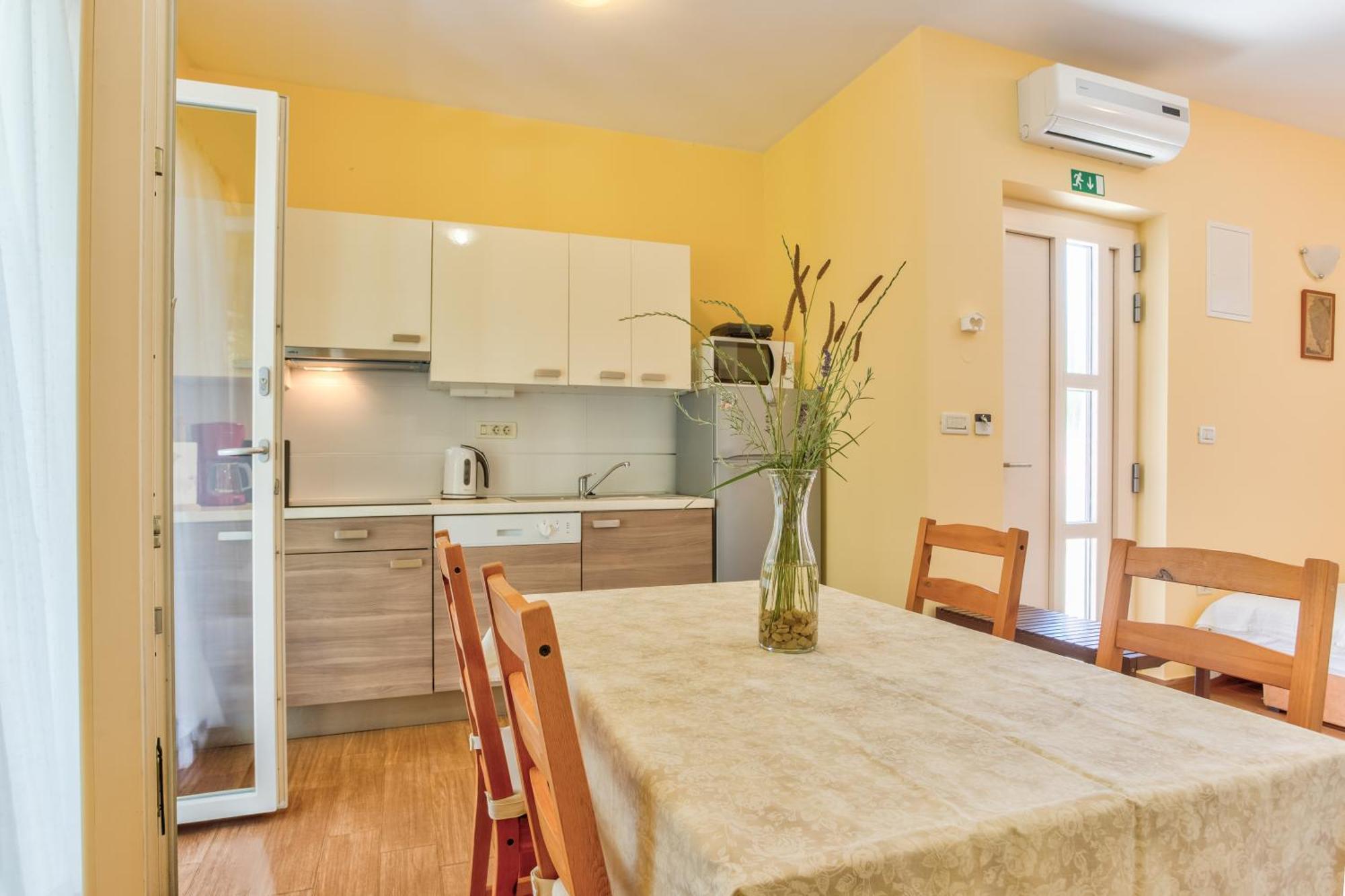 Apartment In Villa Moletto Seaside & Relax - 4 Guests Lovrečica Eksteriør billede