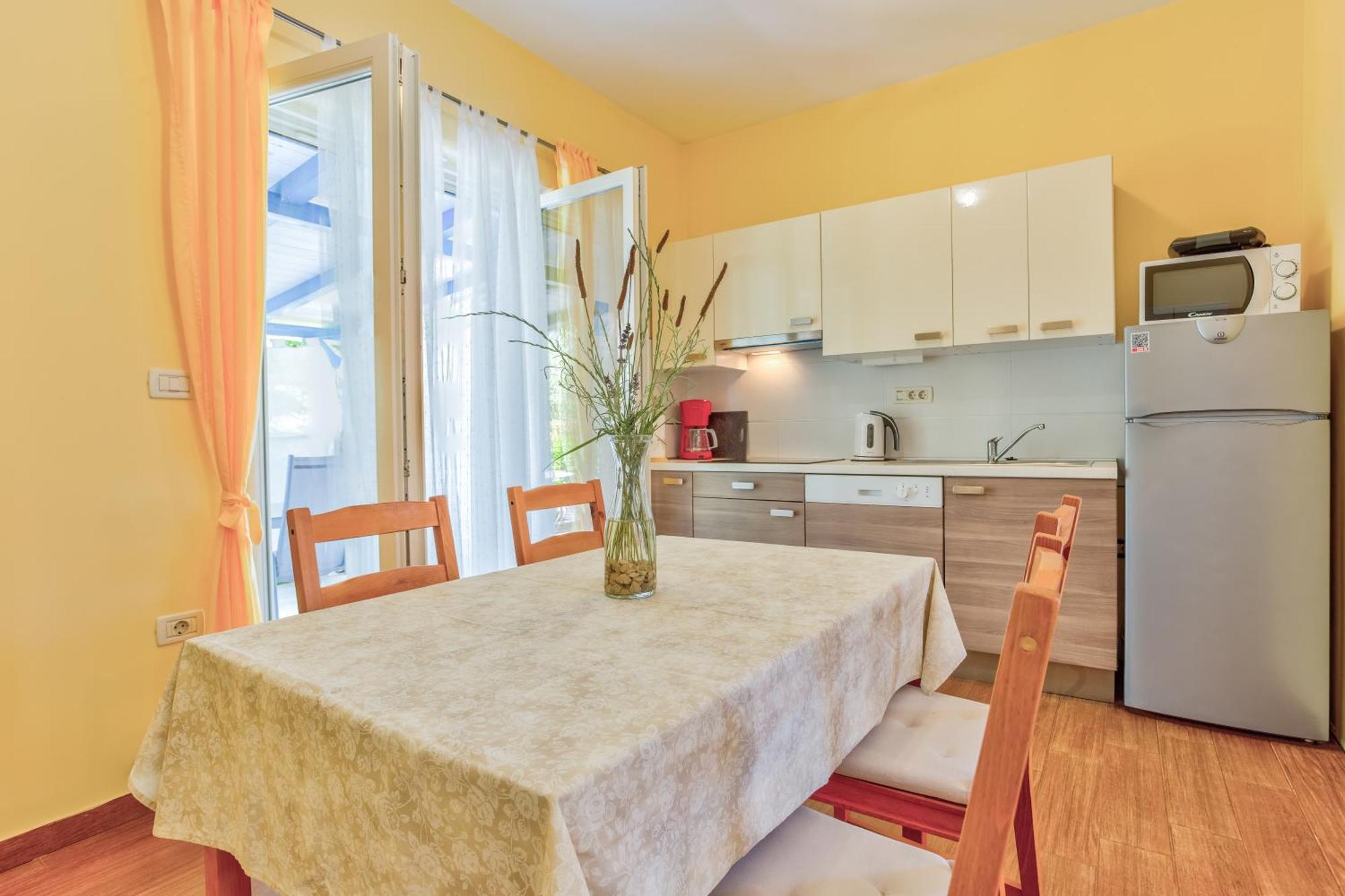 Apartment In Villa Moletto Seaside & Relax - 4 Guests Lovrečica Eksteriør billede